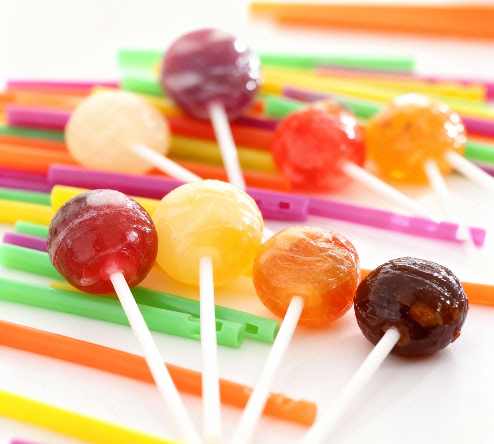 Close-up of food-grade plastic lollipop sticks (3mm-5mm outer diameter, 60mm length) with one notch design – safe for African confectionery products